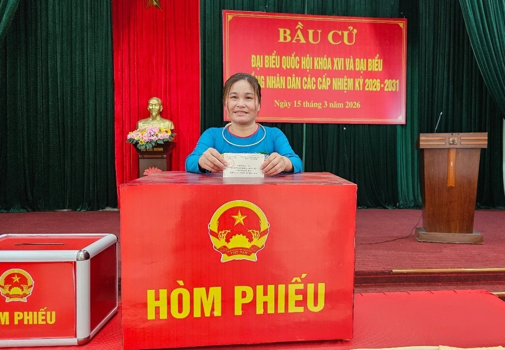 Sau khi bỏ phiếu, chị Lộc Thị Đới, cử tri người Thái ở bản Pọong 1, xã Hiền Kiệt mong các đại biểu trúng cử gần dân, hiểu đời sống vùng cao, quan tâm bảo tồn bản sắc văn hóa và hỗ trợ sinh kế cho người dân.(Ảnh Quỳnh Trâm)