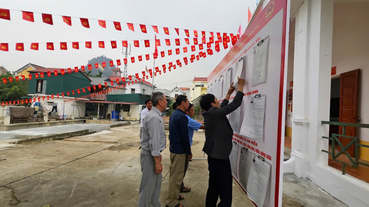 Đồng bào giáo dân ở thôn Kênh Gà, xã Gia Viên, tỉnh Ninh Bình nắm bắt thông tin ứng viên đại biểu Quốc hội khóa XVI và đại biểu Hội đồng nhân dân các cấp nhiệm kỳ 2026-2031 niêm yết tại nhà văn hóa thôn. Ảnh: Thu Thảo