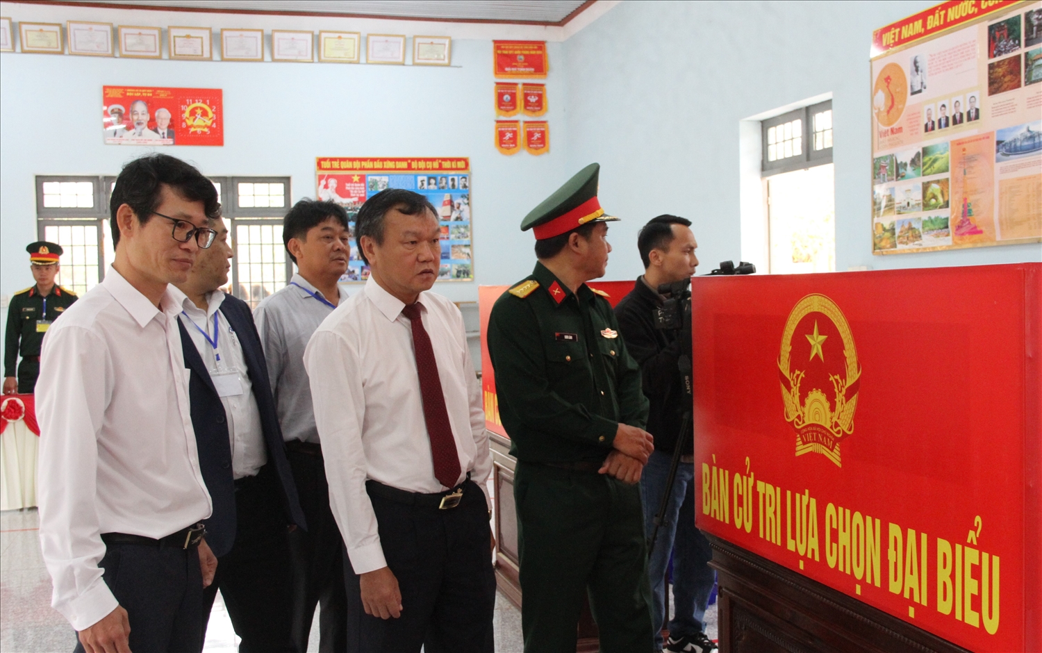 Ông Đào Mỹ (ở giữa), Phó Chủ tịch UBND tỉnh Đắk Lắk, Phó Chủ tịch Ủy ban bầu cử tỉnh thăm khu vực bỏ phiểu tại Tiểu đoàn 303