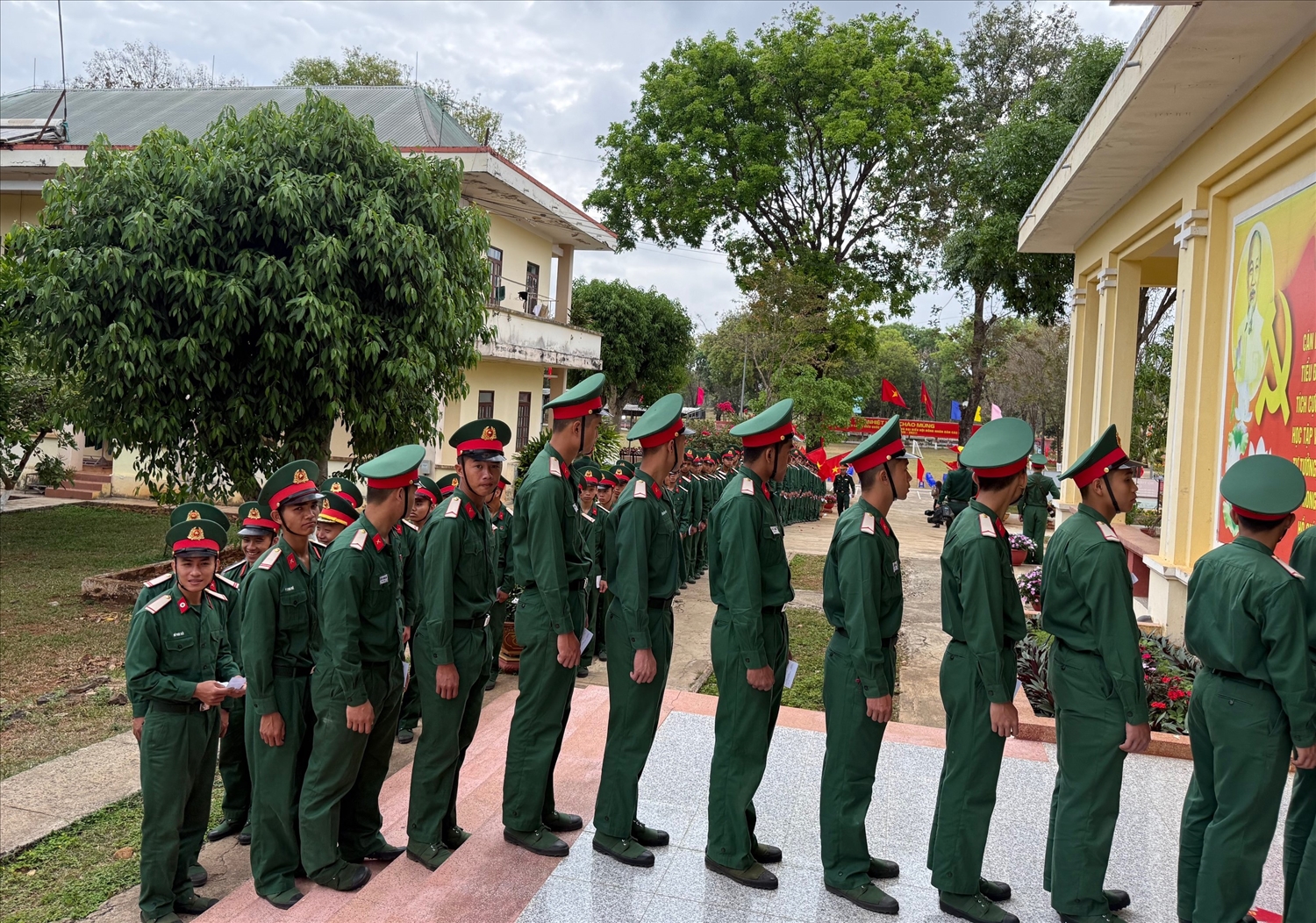 Chiến sĩ trẻ xếp hàng vào hội trường bầu cử