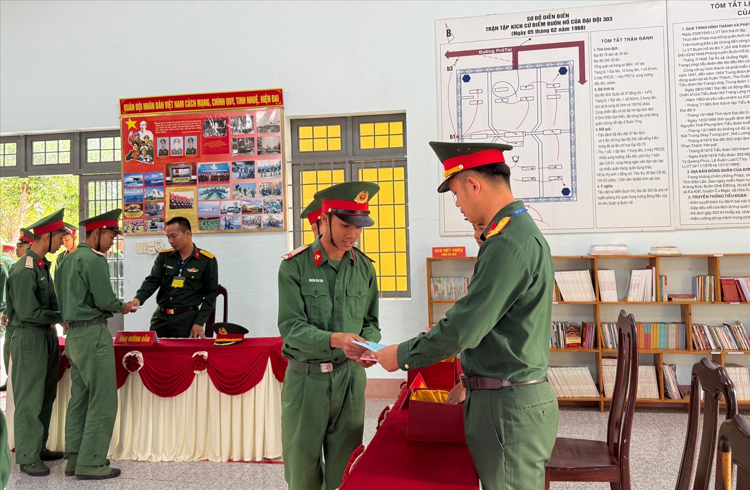 Tổ bầu cử phát phiếu bầu cho cử tri