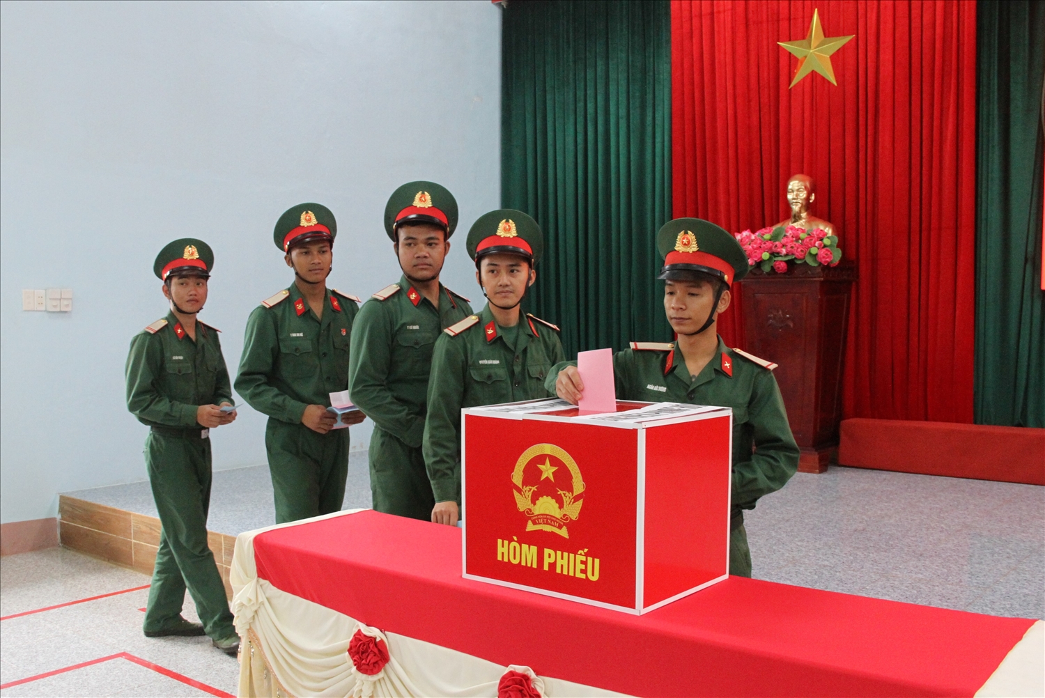 Nhiều chiến sĩ trẻ lần đầu tiên bỏ phiếu bầu cử