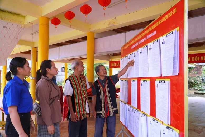 Nhân dân làng Tắc Pỏ, thôn 1, xã Nam Trà My, TP. Đà Nẵng tìm hiểu về danh sách và tiểu sử của các ứng viên đại biểu Quốc hội và HĐND (Ảnh: Thế Lực)