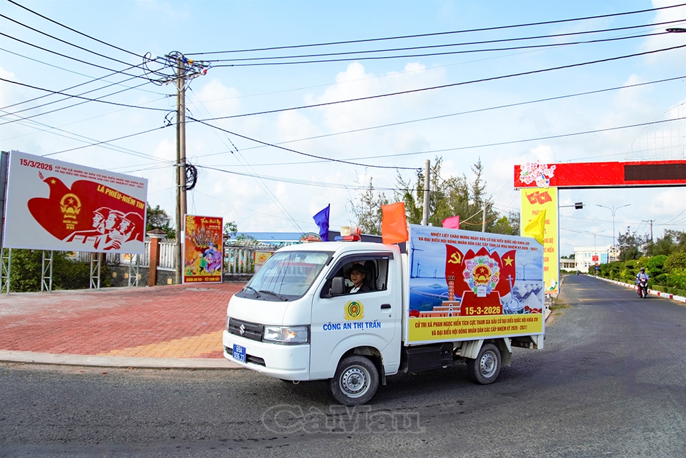 Xe lưu động tuyên truyền về cuộc bầu cử trên các tuyến đường Xã Phan Ngọc Hiển (Ảnh: Báo Cà Mau).