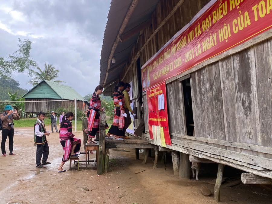 Bà con háo hức đi bỏ phiếu