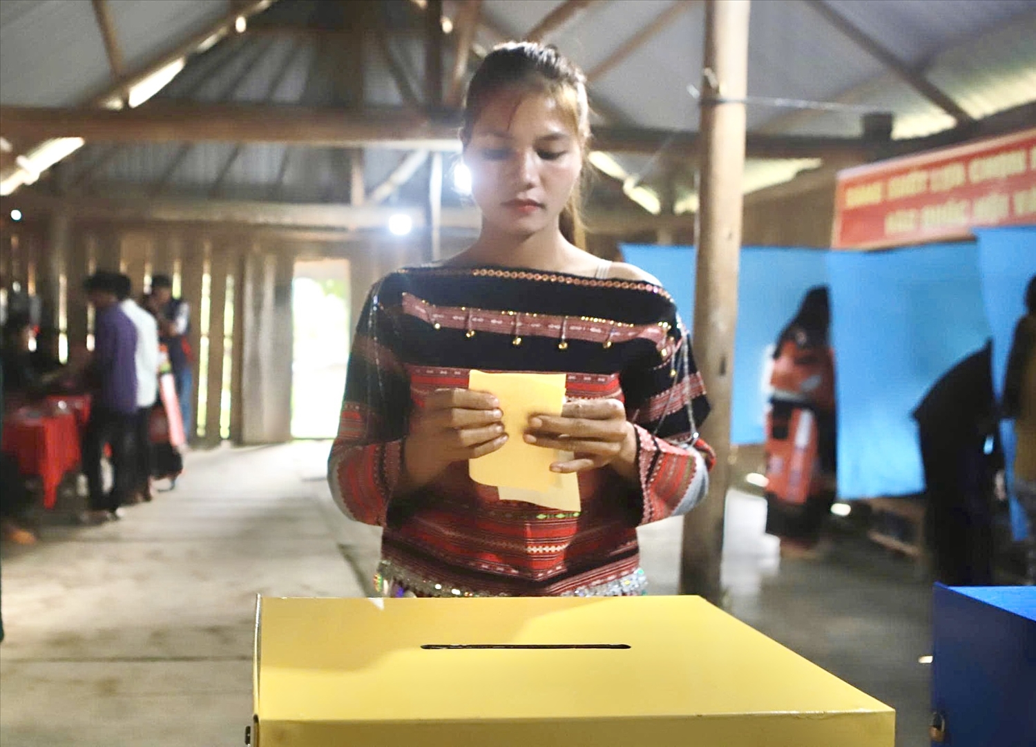 Dân làng phấn khởi, đặt trọn niềm tin vào lá phiếu bầu