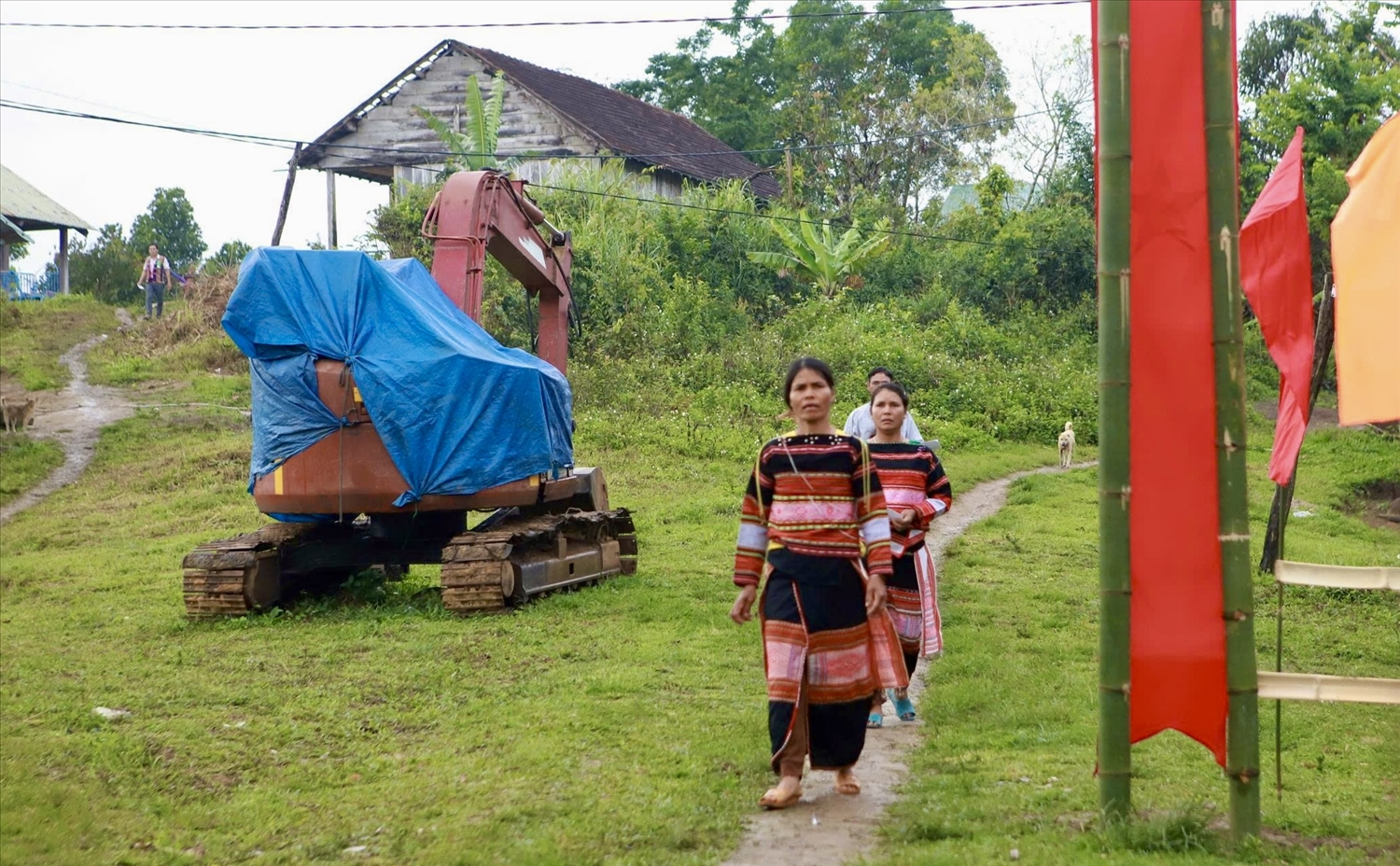 Tạm gác lại công việc, ngay từ sáng sớm, cử tri đã tranh thủ đến sớm để tham gia bầu cử