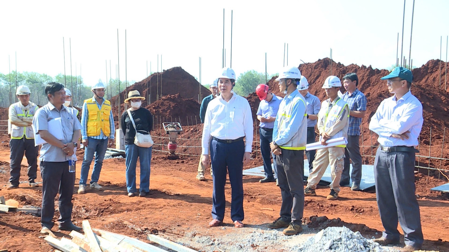 Ông Lâm Hải Giang, Phó Chủ tịch UBND tỉnh Gia Lai (hàng đầu, thứ 3 từ phải sang) kiểm tra tiến độ thi công các công trình trường nội trú liên cấp tại các xã biên giới. (Ảnh: H.T)