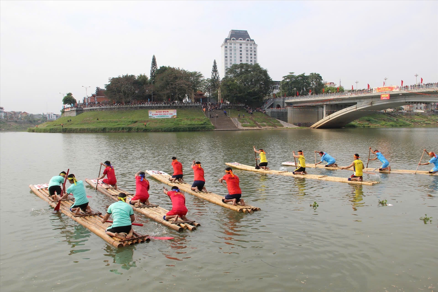 Các đội thi xuất phát