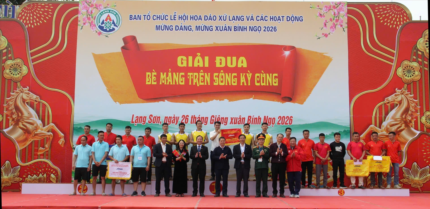 Ban Tổ chức trao cờ cho các đội đua 