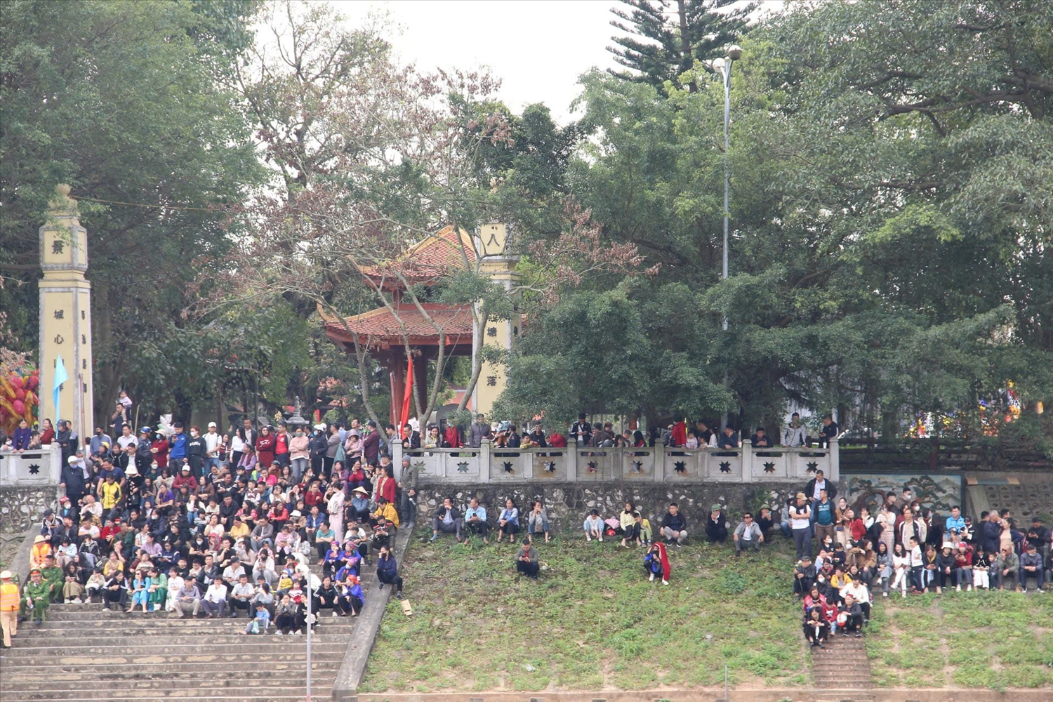 Đông đảo du khách đến cổ vũ chật kín bờ sông