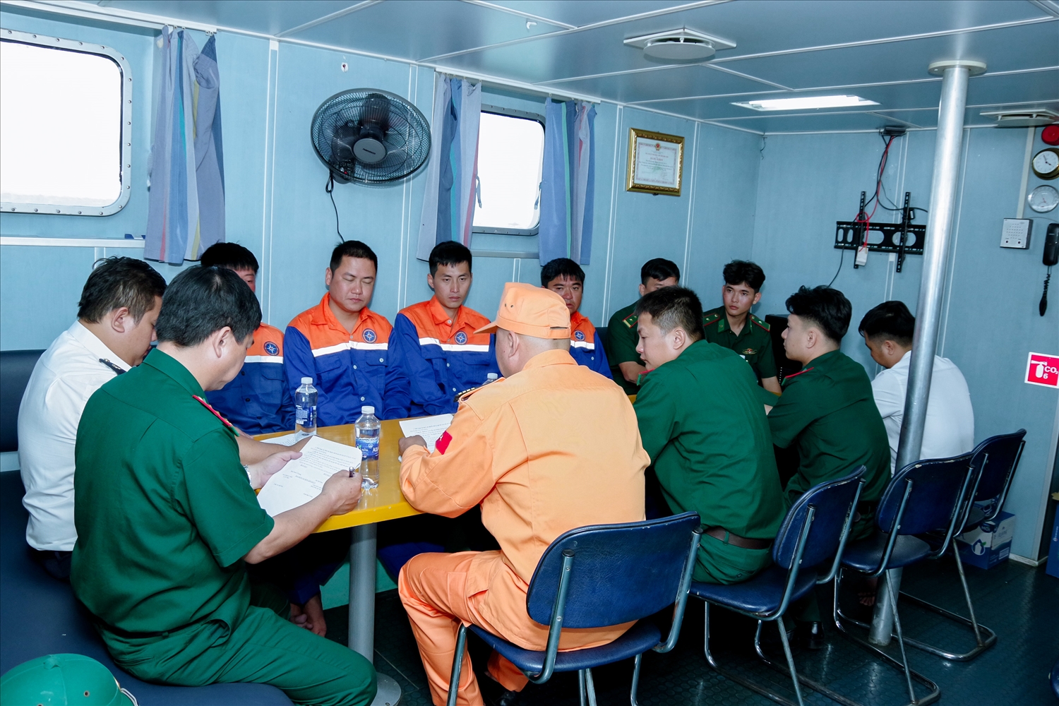 Đại diện Tàu SAR 413 và Bộ đội Biên phòng TP. Cần Thơ đang làm các thủ tục bàn giao 4 thuyền viên