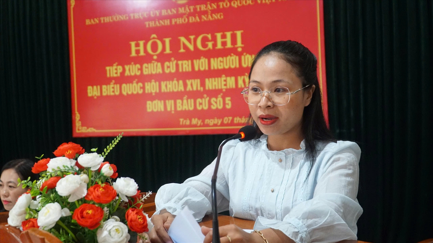 Cô giáo Đinh Thị Mia trình bày chương trình hành động trước cử tri. (Ảnh NT)