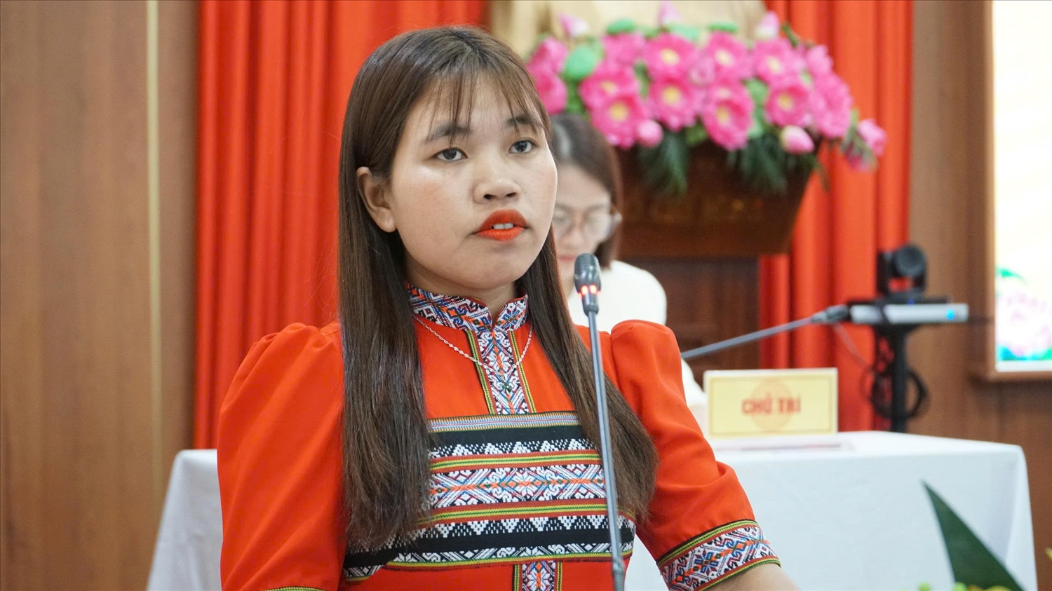 Cô giáo Hồ Thị Hiết trình bày chương trình hành động của mình trước cử tri. (Ảnh NT)