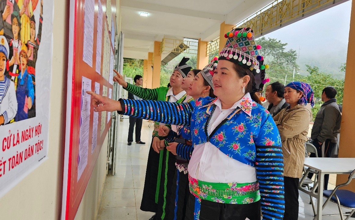 Cử tri xã biên giới Nhi Sơn (Thanh Hóa) xem danh sách cử tri và danh sách ứng cử được niêm yết công khai tại khu vực bỏ phiếu.(ảnh Quỳnh Trâm)