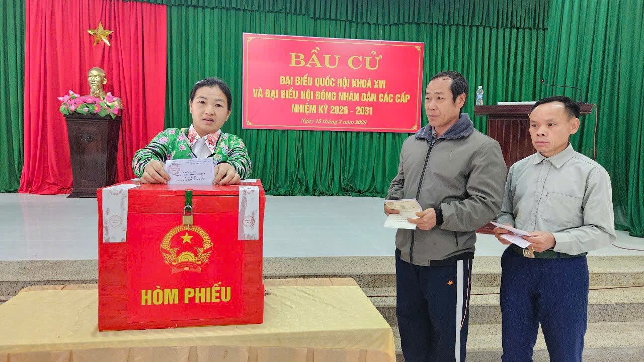 Các cử tri bản Chim xã Nhi Sơn tự tay bỏ những lá phiếu bầu cử vào hòm phiếu.(ảnh Quỳnh Trâm)