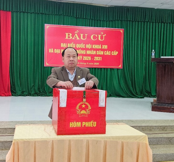 Các cử tri bản Chim xã Nhi Sơn tự tay bỏ những lá phiếu bầu cử vào hòm phiếu.(ảnh Quỳnh Trâm)