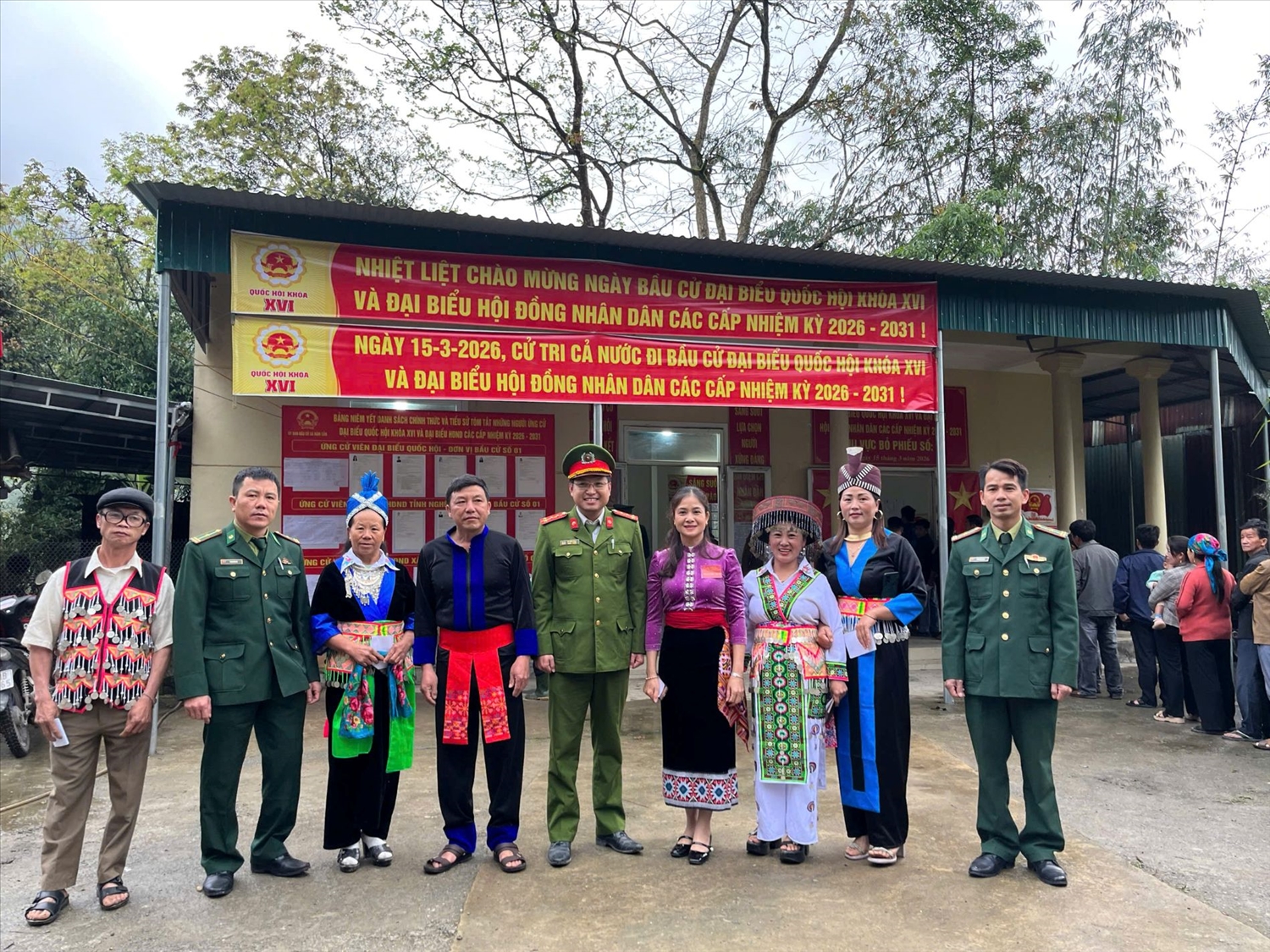 Cử tri ở bản Tiền Tiêu, xã Nậm Cắn (Nghệ An) trước giờ thực hiện bầu cử - Ảnh: T.H