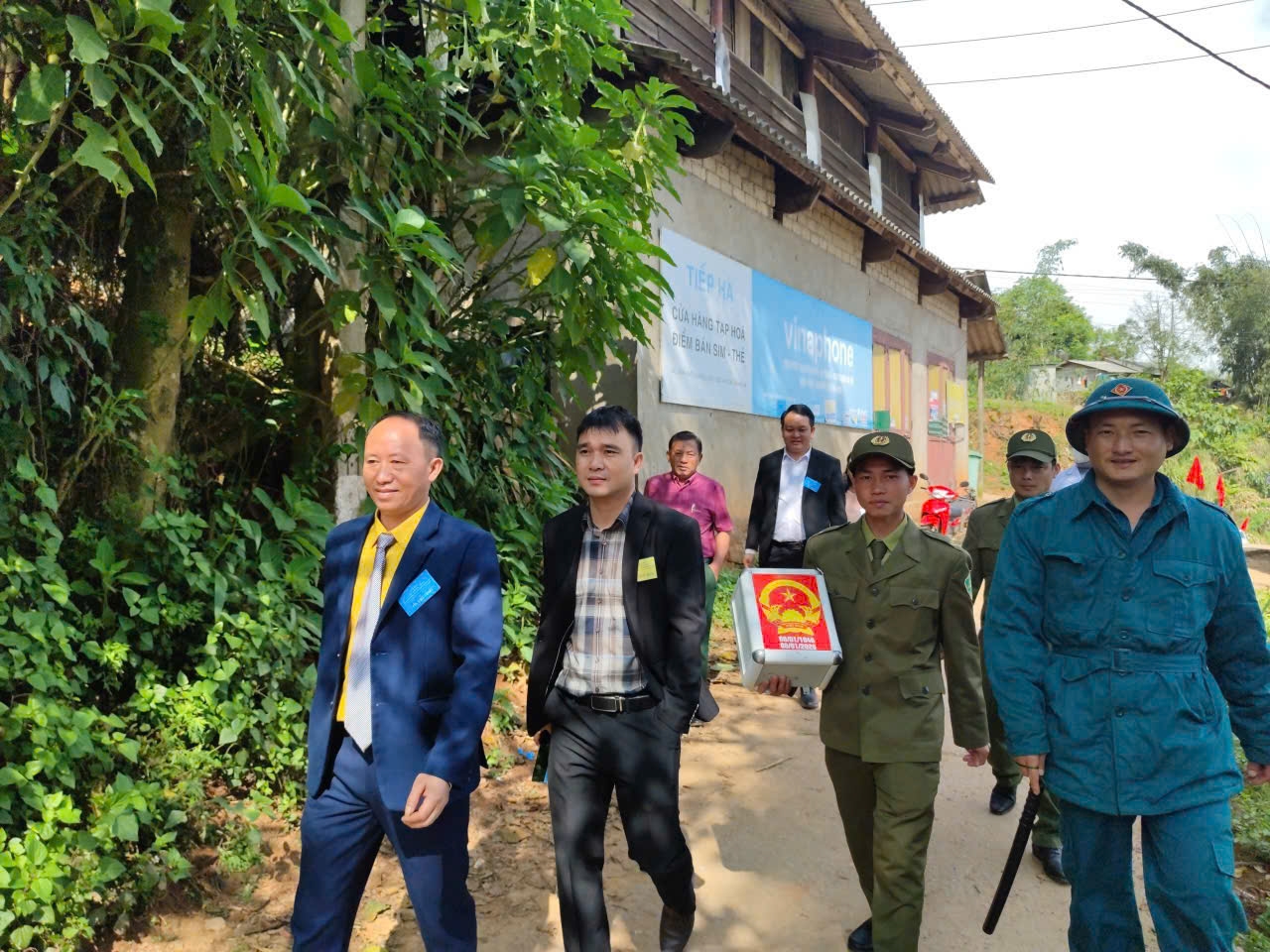 Các lực lượng mang hòm phiếu phụ hỗ trợ người dân bầu cử tại nhà - Ảnh: T.H