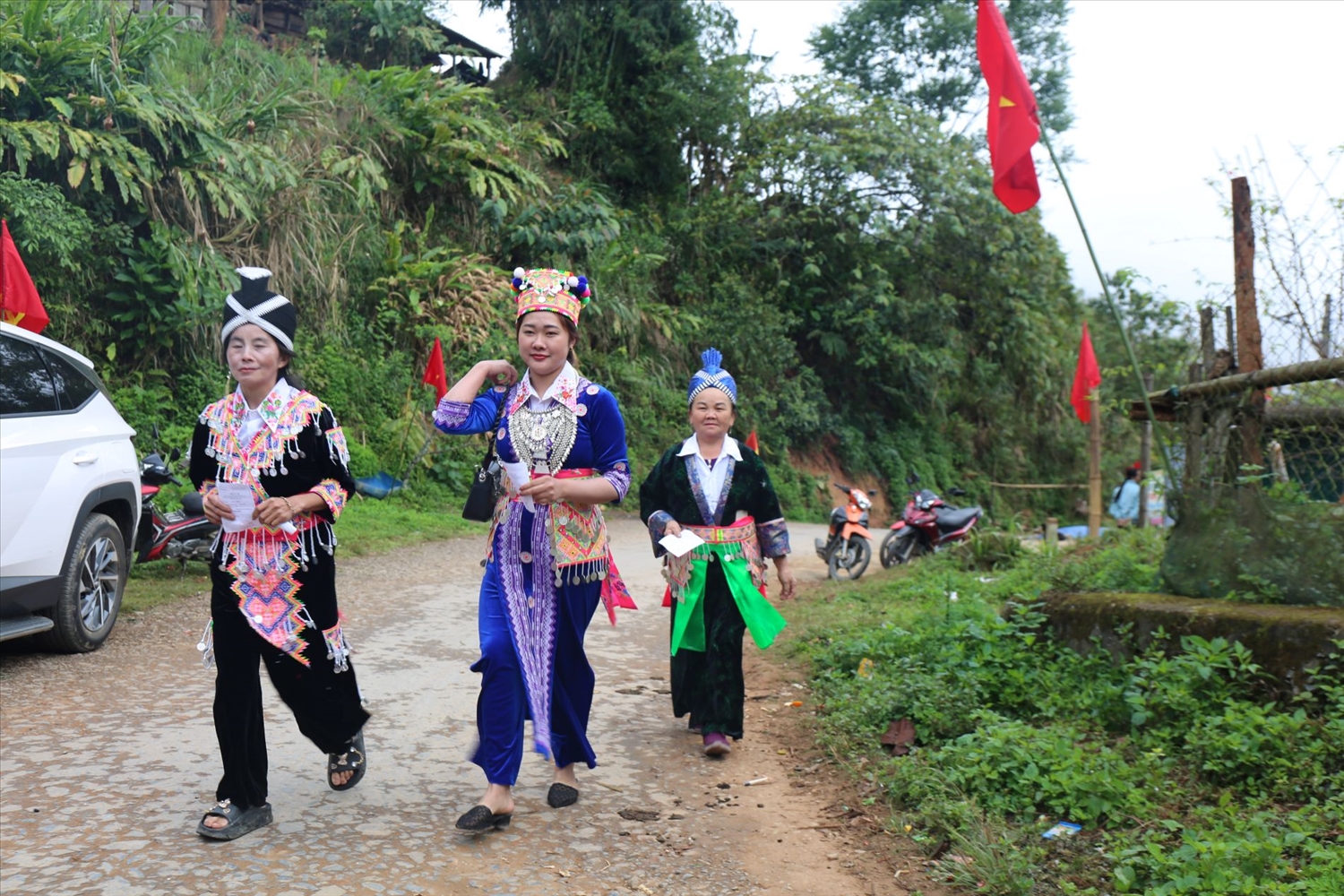 Chị Lầu Y Nu (ở giữa)-bản Huồi Giảng 3, xã Mường Xén vui vẻ: Mình chờ đợi ngày bầu cử từ lâu rồi để được đi bỏ phiếu lựa chọn người mình tin tưởng- Ảnh: T.H