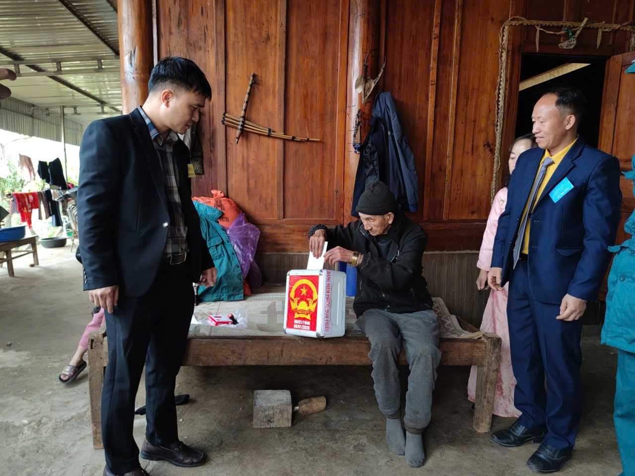 Tổ bầu cử bản Huồi Giảng 3, xã Mường Xén chứng kiến cụ Dênh bỏ phiếu vào thùng - Ảnh: T.H