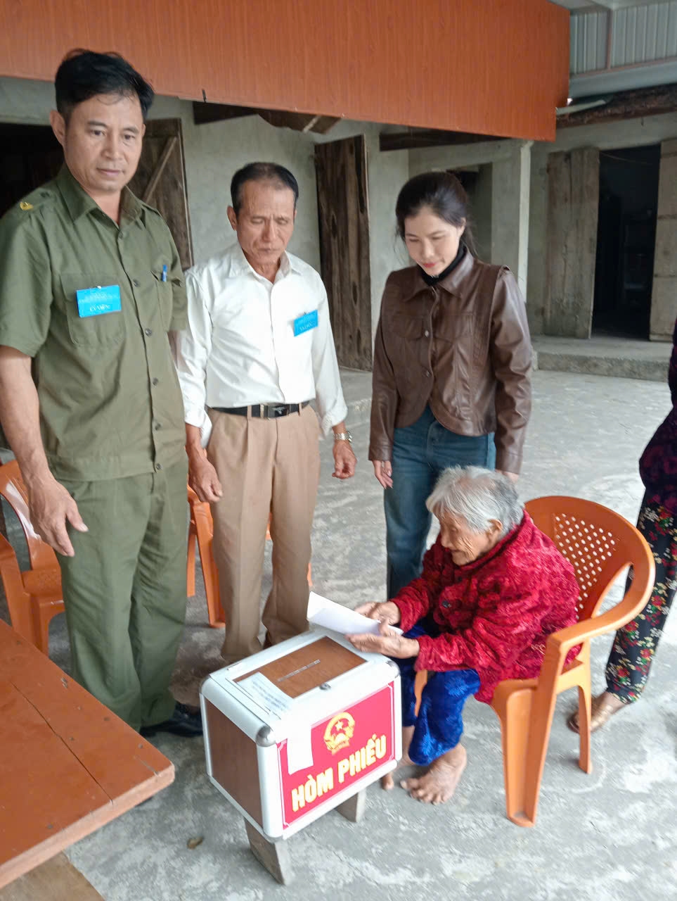 Cụ Nguyễn Thị Bình ở thôn Minh Thuận, xã Đại Đồng tròn 115 tuổi, được hỗ trợ bỏ phiếu bầu cử tại nhà - Ảnh: T.H