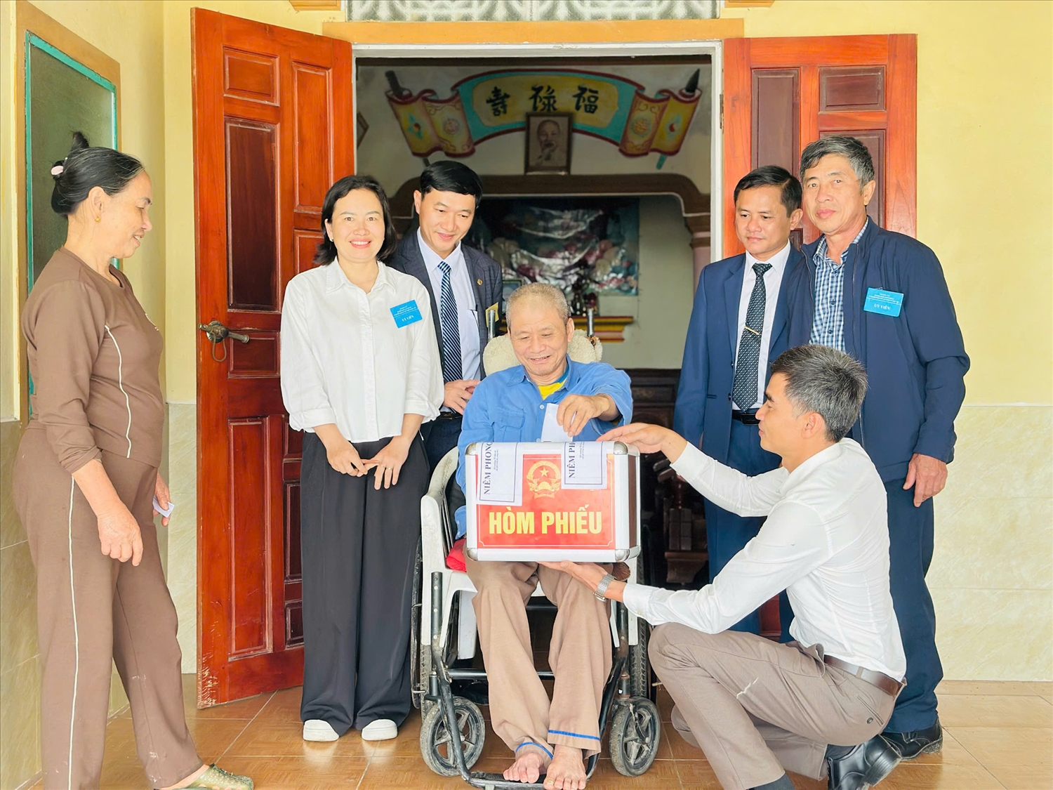 Cụ Nguyễn Duy Diện ở thôn 6 xã Đại Đồng, tỉnh Nghệ An tròn 110, tự tay bỏ phiếu bầy ngay tại nhà mình - Ảnh: T.H