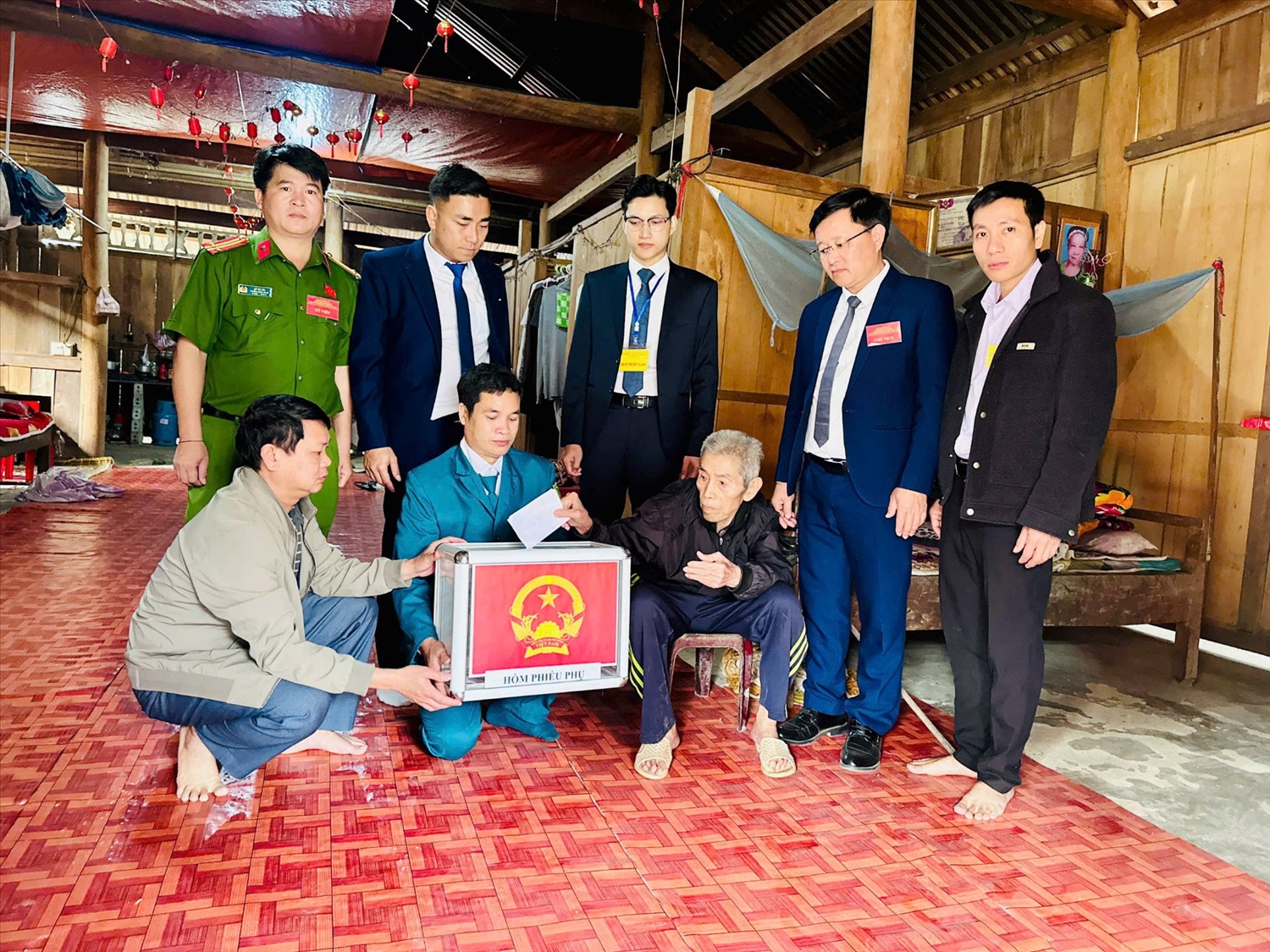 Cụ ông Vi Văn Tiến (SN 1939) ở bản Tân Mai, xã biên giới Nhôn Mai, tỉnh Nghệ An được hỗ trợ bỏ phiếu tại nhà - Ảnh: T.H