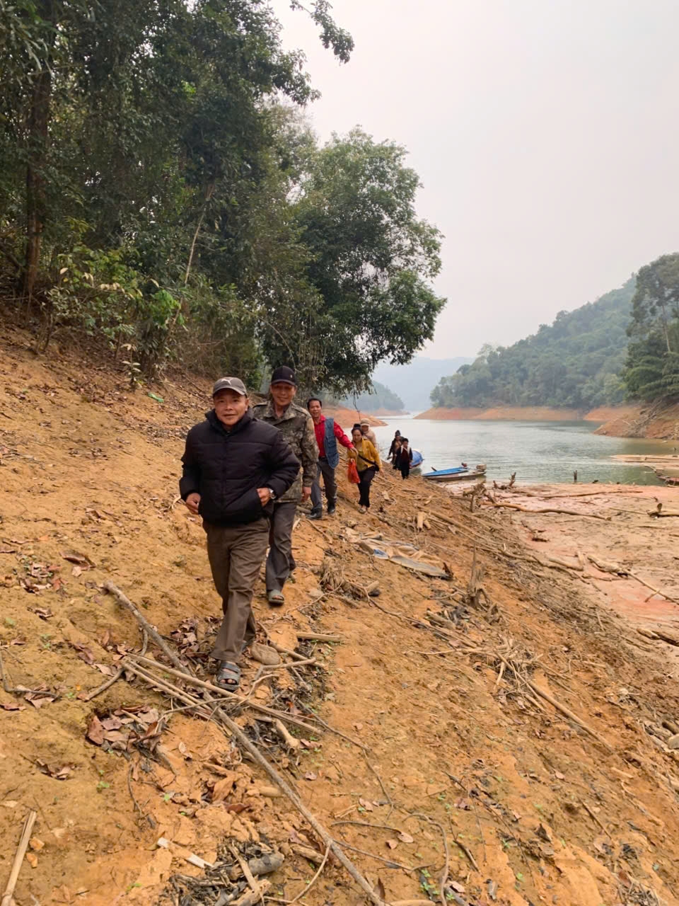 Cử tri bản Huồi Pủng - bản vùng lòng hồ bản Vẽ, xã Hữu Khuông, tỉnh Nghệ An đi bầu cử - Ảnh: T.H