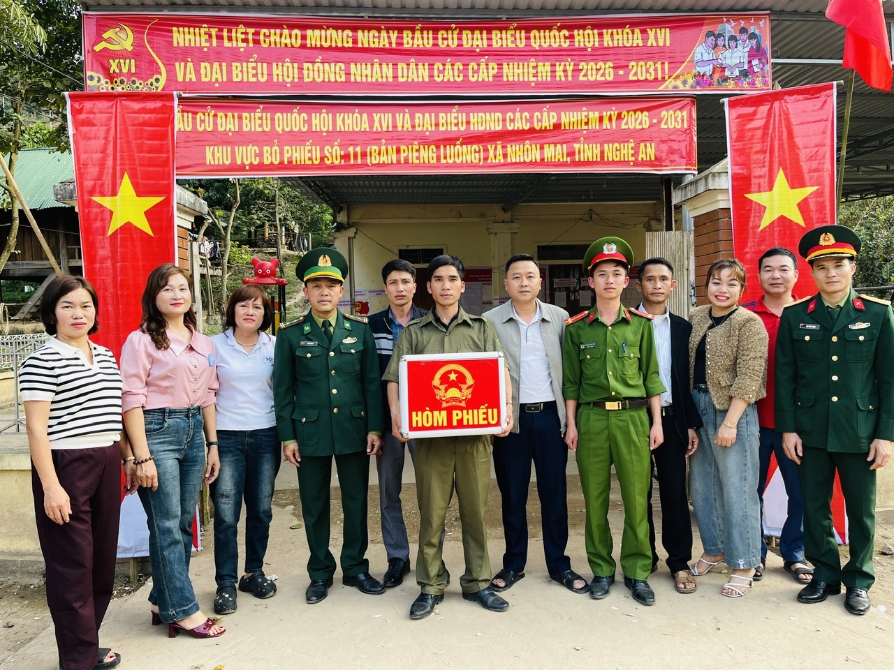 Khu vực bầu cử số 11 bản Piêng Luống, xã Nhôn Mai, tỉnh Nghệ An nằm biệt lập giữa lòng hồ bản Vẽ - Ảnh: T.H