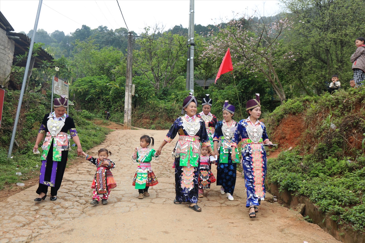 Người Mông bản Huồi Giảng 3 xã Mường Xén tỉnh Nghệ An diện trang phục truyền thống đi bầu cử - Ảnh: T.H