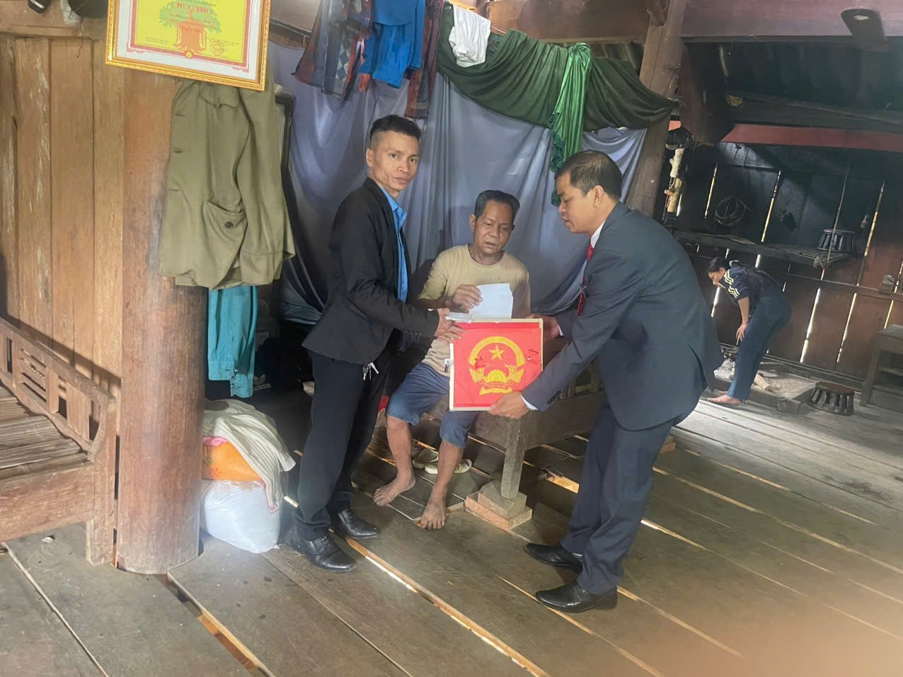 Cử tri Cụt Văn Đồng ở bàn Cà Moong - một bản lòng hồ bản Vẽ, xã Lượng Minh, tỉnh Nghệ An tham gia bầu cử tại nhà vì tuổi cao, sức yếu - Ảnh: T.H