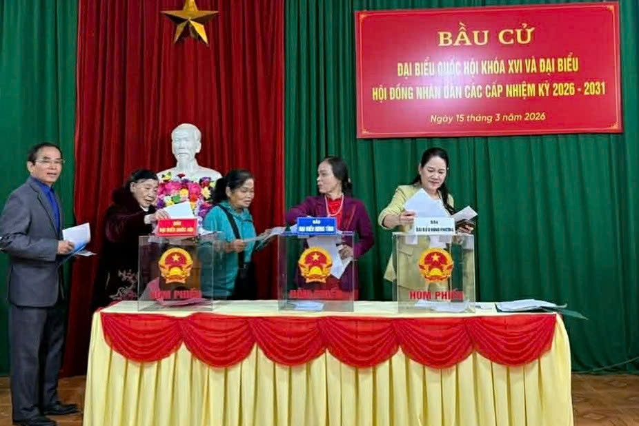 Bộ trưởng Đào Ngọc Dung bỏ phiếu tại phường Yên Hòa, Hà Nội 10