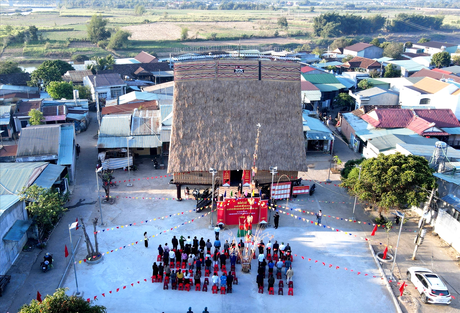 Điểm bầu cử số 2 thôn Kon Rờ Bàng 2, xã Ngọc Bay thực hiện nghi lễ chào cờ