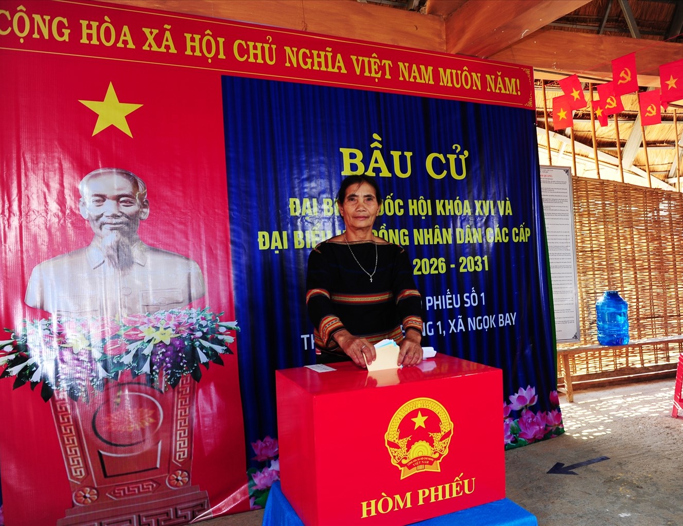 Bà Y Rưng thôn Kon Rờ Bàng 1, tranh thủ bỏ phiếu sớm để còn kịp công việc đồng áng.