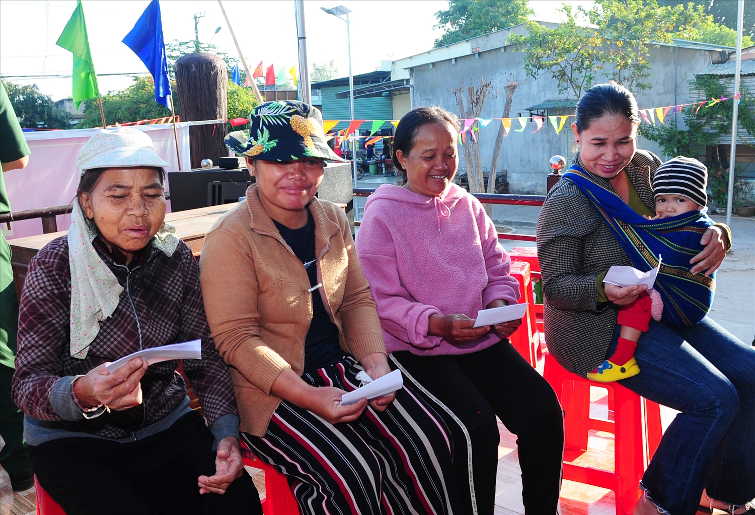 Các cử tri với niềm tự hào lá phiếu trên tay.