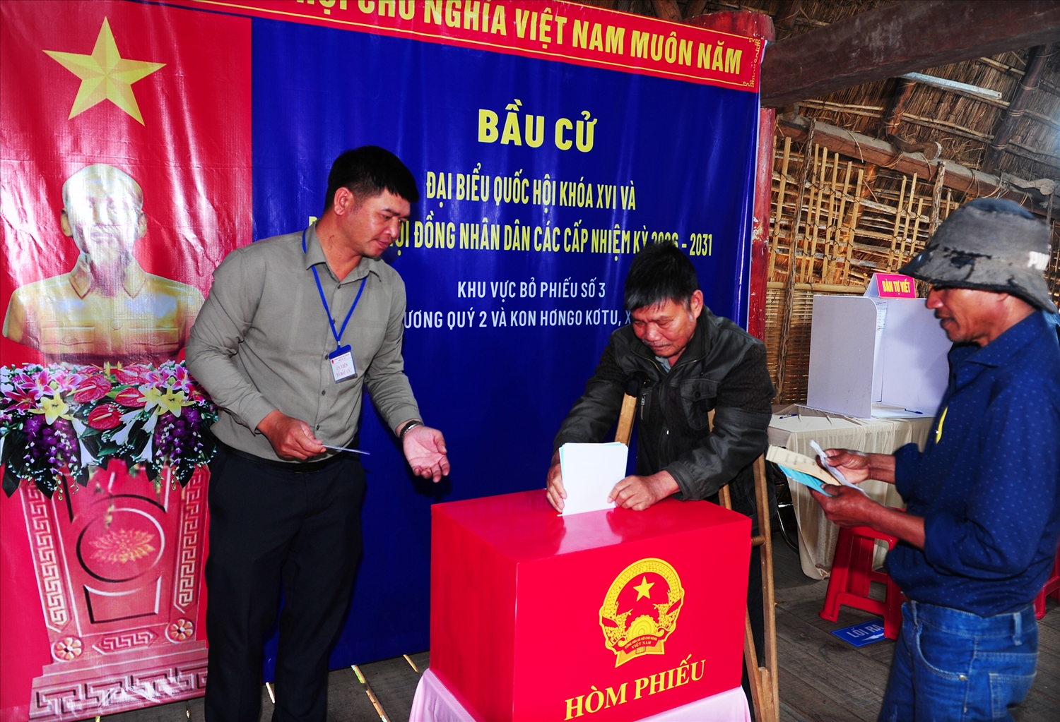 Người dân bị thương tật cũng tích cực thực hiện nghĩa vụ quyền công dân bỏ phiếu điểm bầu cử số 3, thôn Kon Hngo Kơ Tu, xã Ngọc Bay.