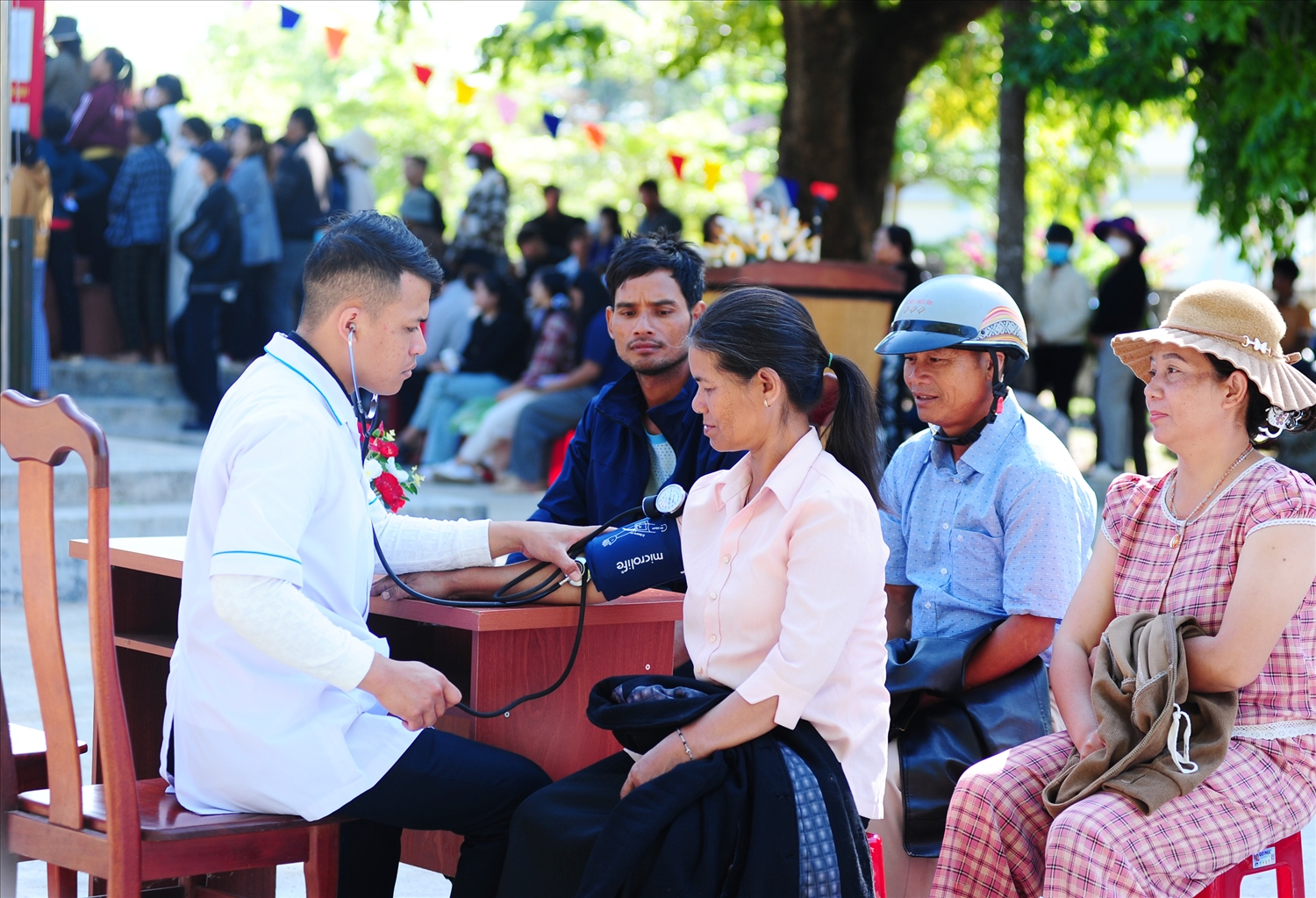 Công tác chăm sóc sức khoẻ cho cử tri trong ngày bầu cử cũng được chính quyền địa phương quan tâm chu đáo.