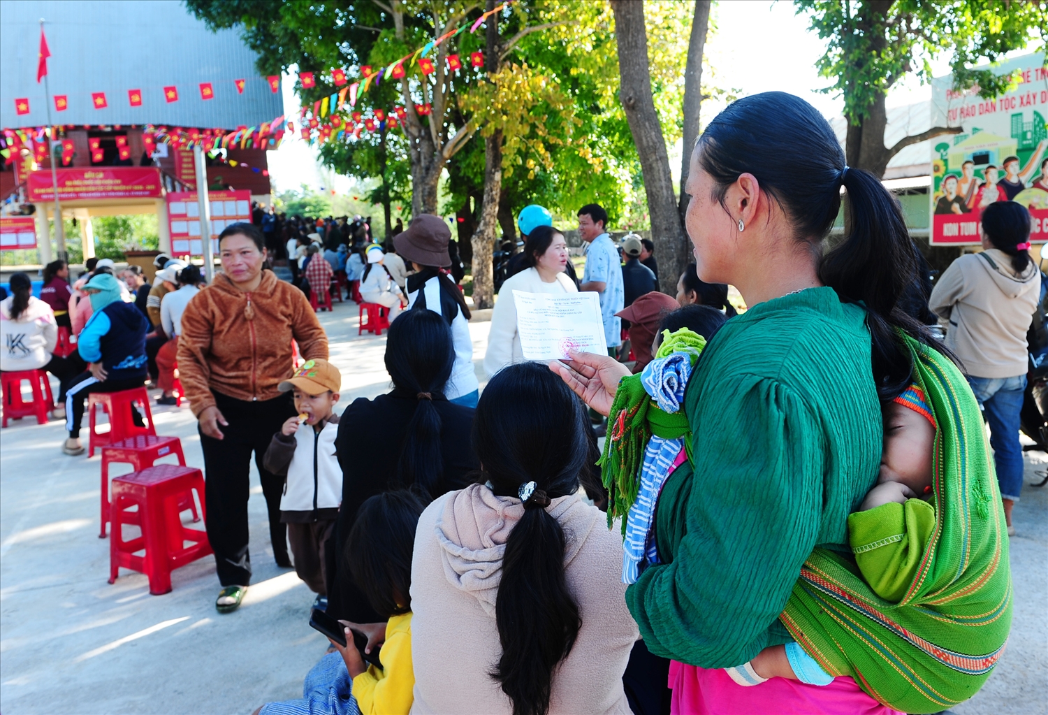 Những đứa trẻ đang trong giấc ngủ cũng được mẹ đưa đến điểm bầu cử để thực hiện quyền công dân.