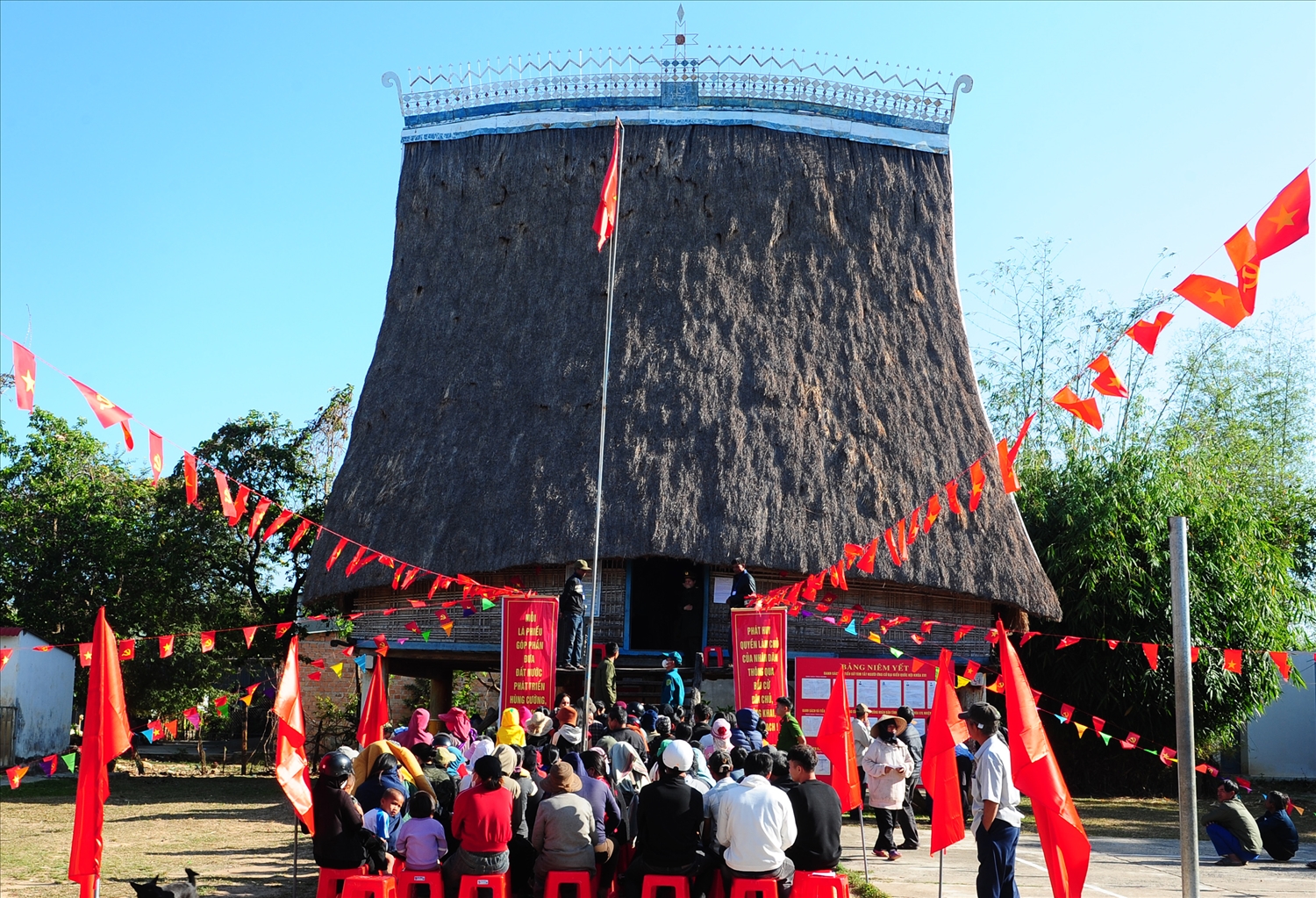 Đông đảo cử tri thôn Kon Hngo Kơ Tu xếp hàng chờ đến lượt bỏ phiếu.