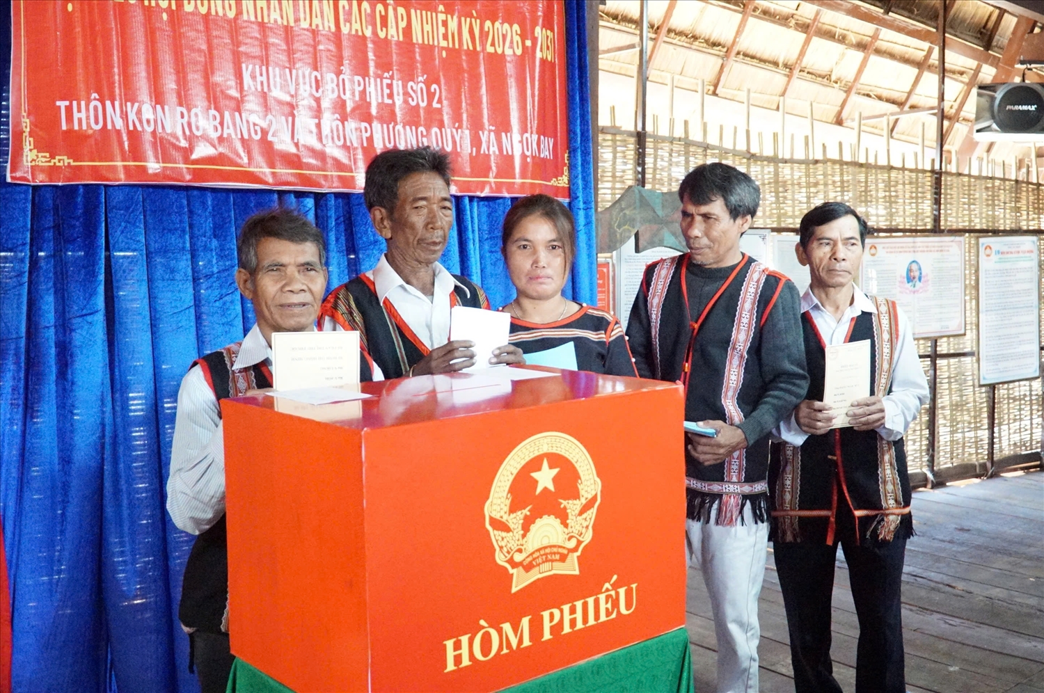 Cử tri vùng có đạo, thôn Kon Rờ Bang 2 và thôn Phương Quý 1, xã Vinh Quang, tỉnh Quảng Ngãi bỏ phiếu bầu cử.