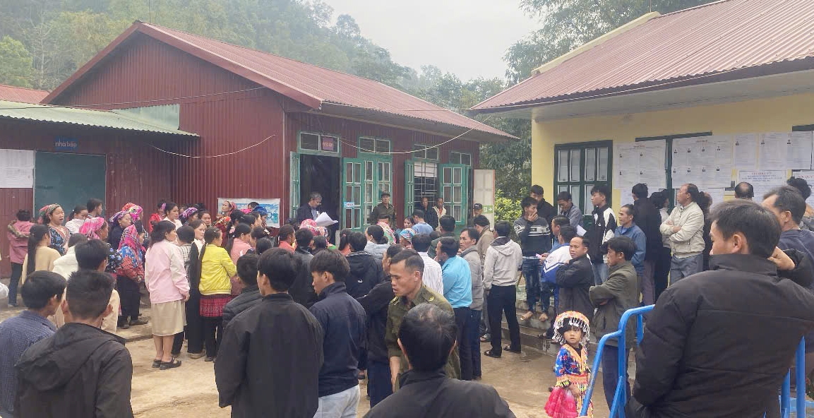 Đồng bào dân tộc có đạo ở bản Cây Sặt, khu vực bỏ phiếu số 1, xã Mường Tong, tỉnh Điện Biên đi bầu cử