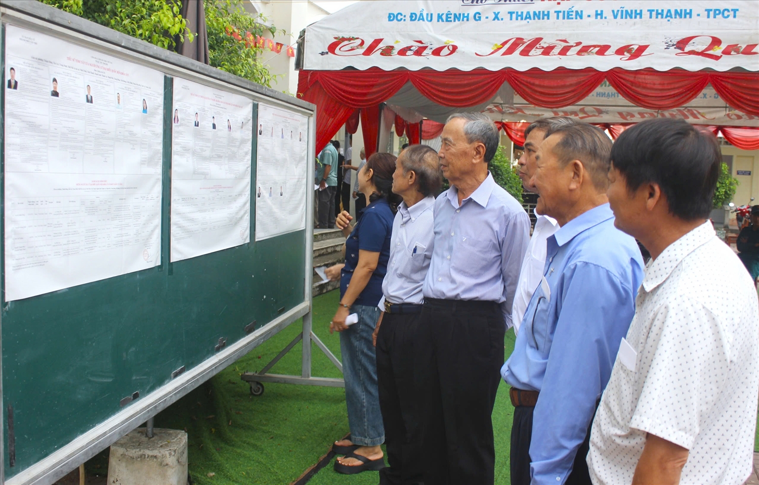 Bà con giáo dân tại xã Thạnh An, Cần Thơ, náo nức đi bầu cử