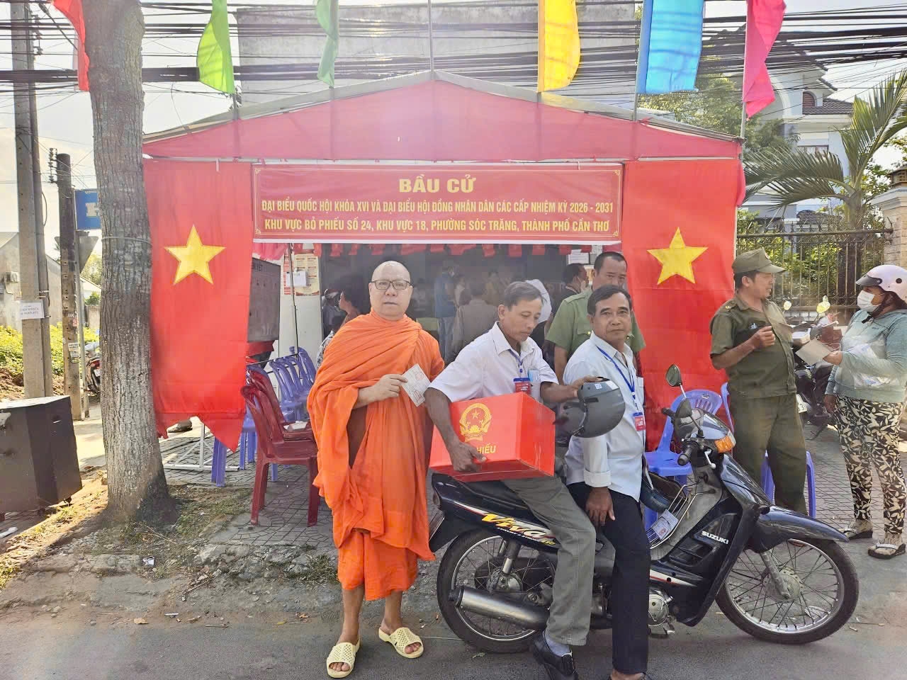 Thượng tọa Lý Đức - trụ trì chùa Som Rông, đã tham gia bỏ phiếu tại khu vực 18, phường Sóc Trăng, TP. Cần Thơ. Thượng tọa Lý Đức hiện là đại biểu Quốc hội khóa XIV và khóa XV. Trong kỳ bầu cử Quốc hội khóa XVI lần này, Thượng tọa tiếp tục được Ủy ban Mặt trận Tổ quốc Việt Nam TP. Cần Thơ giới thiệu ứng cử.