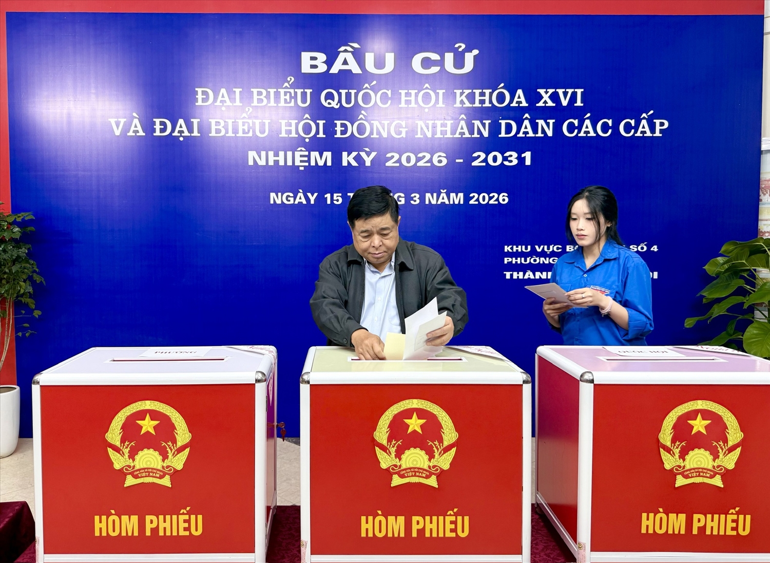 Phó Thủ tướng Nguyễn Chí Dũng tham gia bỏ phiếu tại Khu vực bầu cử số 4, phường Ba Đình, Hà Nội - Ảnh: VGP/Thu Sa