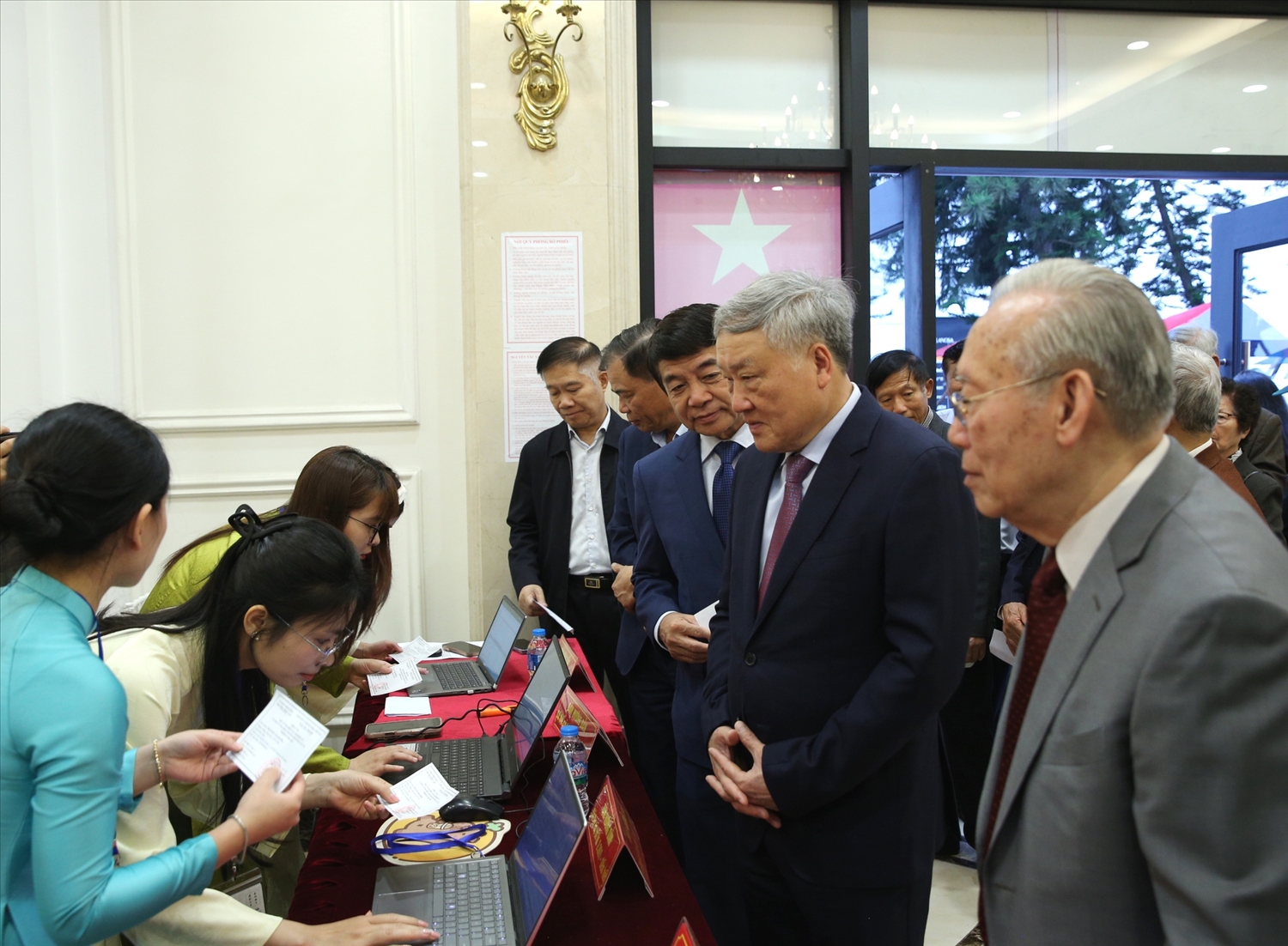 Hoà cùng không khí ngày hội toàn dân đi bầu cử, Phó Thủ tướng Thường trực Chính phủ Nguyễn Hòa Bình, Phó Chủ tịch Hội đồng Bầu cử Quốc gia thực hiện quyền công dân, tiến hành bầu cử đại biểu Quốc hội khóa XVI và đại biểu HĐND các cấp nhiệm kỳ 2026-2031 tại Đơn vị bầu cử số 2 - Khu vực bỏ phiếu số 7, phường Phúc Lợi, thành phố Hà Nội - Ảnh: VGP/Nguyễn Hoàng