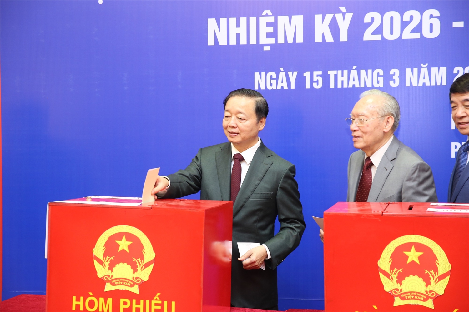 Phó Thủ tướng Chính phủ Trần Hồng Hà bỏ phiếu tại khu vực bỏ phiếu số 7, phường Phúc Lợi. Toàn phường Phúc Lợi trên 40.230 cử tri tham gia bầu cử đại biểu Quốc hội và đại biểu HĐND Thành phố; trong đó 36.459 cử tri tham gia bầu cử đại biểu HĐND phường. Hơn 3.400 cử tri tại Đơn vị bầu cử số 2 - Khu vực bầu cử số 7 đã thực hiện bỏ phiếu bầu đại biểu Quốc hội khóa XVI và đại biểu HĐND các cấp nhiệm kỳ 2026-2031- Ảnh: VGP/Minh Khôi