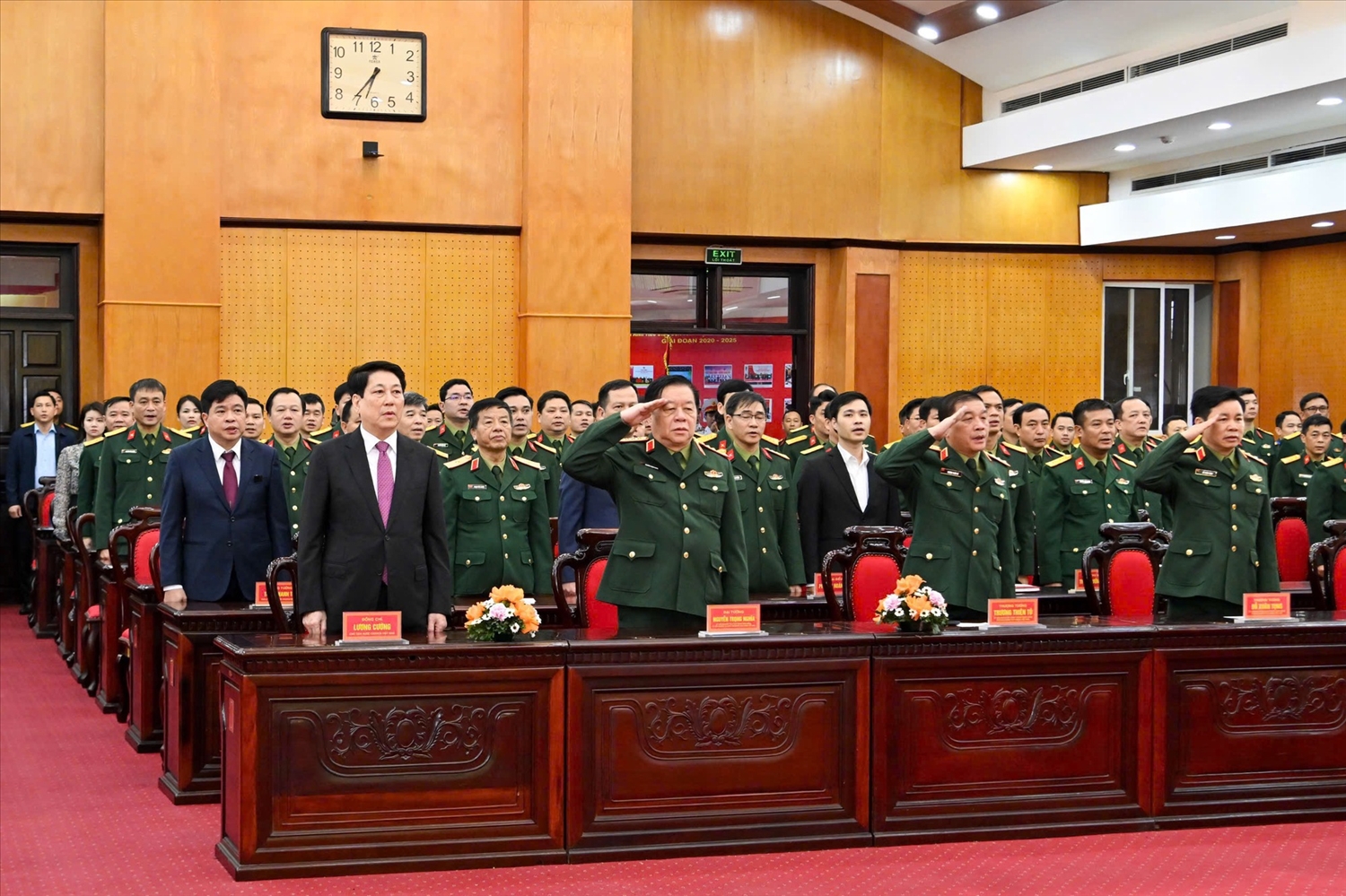 Chủ tịch nước Lương Cường; Đại tướng Nguyễn Trọng Nghĩa, Ủy viên Bộ Chính trị, Bí thư Trung ương Đảng, Chủ nhiệm Tổng cục Chính trị Quân đội nhân dân Việt Nam dự lễ chào cờ khai mạc ngày bầu cử tại Khu vực bỏ phiếu số 26, phường Hoàn Kiếm, thành phố Hà Nội - Ảnh: VGP