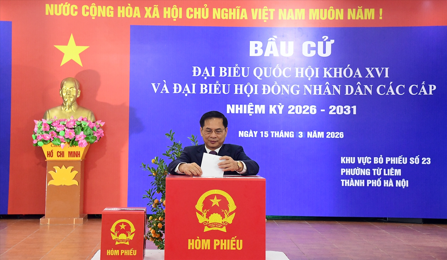 Phó Thủ tướng Bùi Thanh Sơn bỏ phiếu tại Khu vực bỏ phiếu số 23, phường Từ Liêm, Hà Nội - Ảnh: VGP/Hải Minh