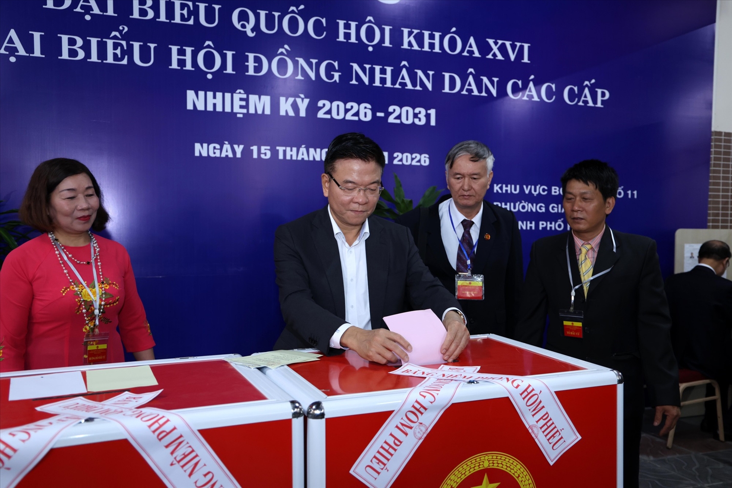 Phó Thủ tướng Lê Thành Long thực hiện quyền công dân, tiến hành bầu cử đại biểu Quốc hội khóa XVI và đại biểu HĐND các cấp nhiệm kỳ 2026-2031 tại Khu vực bỏ phiếu số 10-11, phường Giảng Võ, Hà Nội - Ảnh: VGP/Đức Tuân